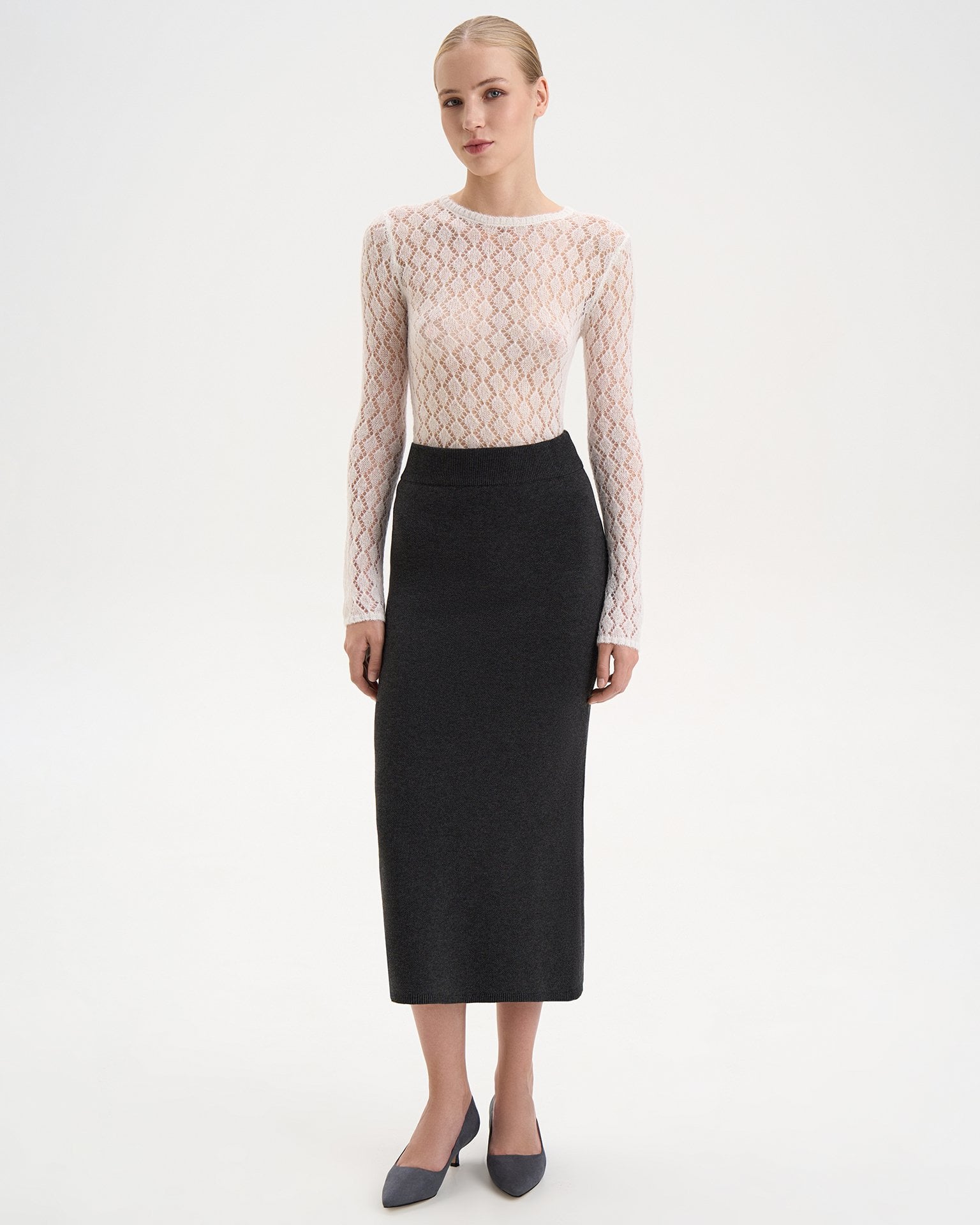 Mid-length knitted skirt