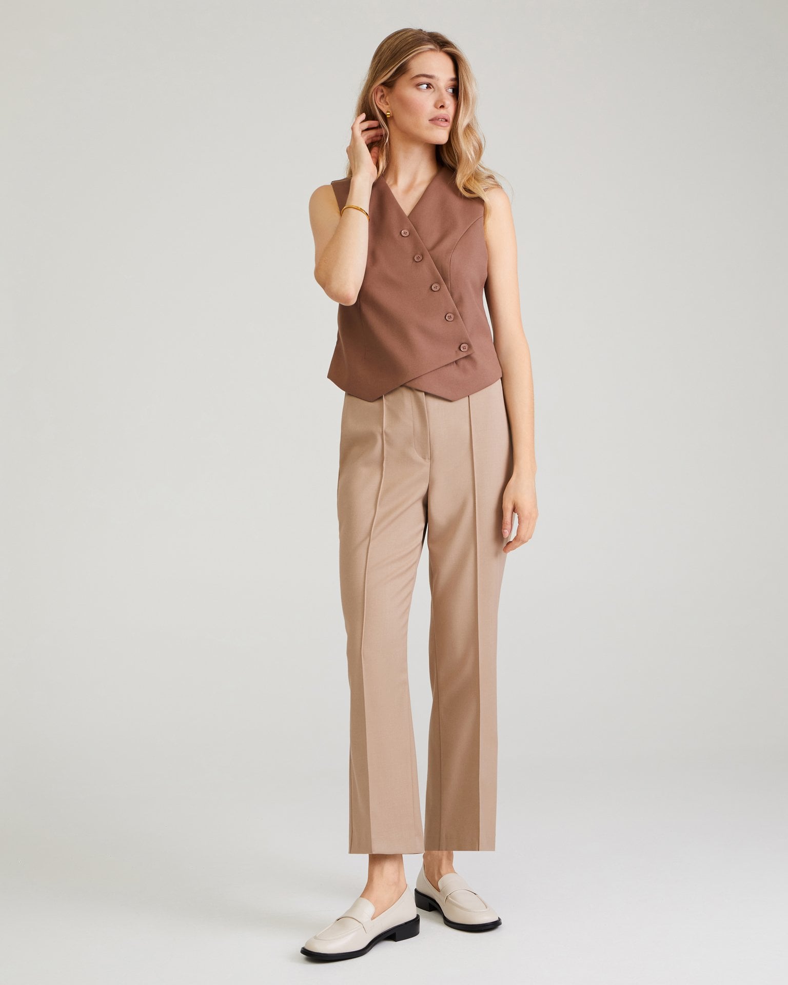 Cropped trousers in beige
