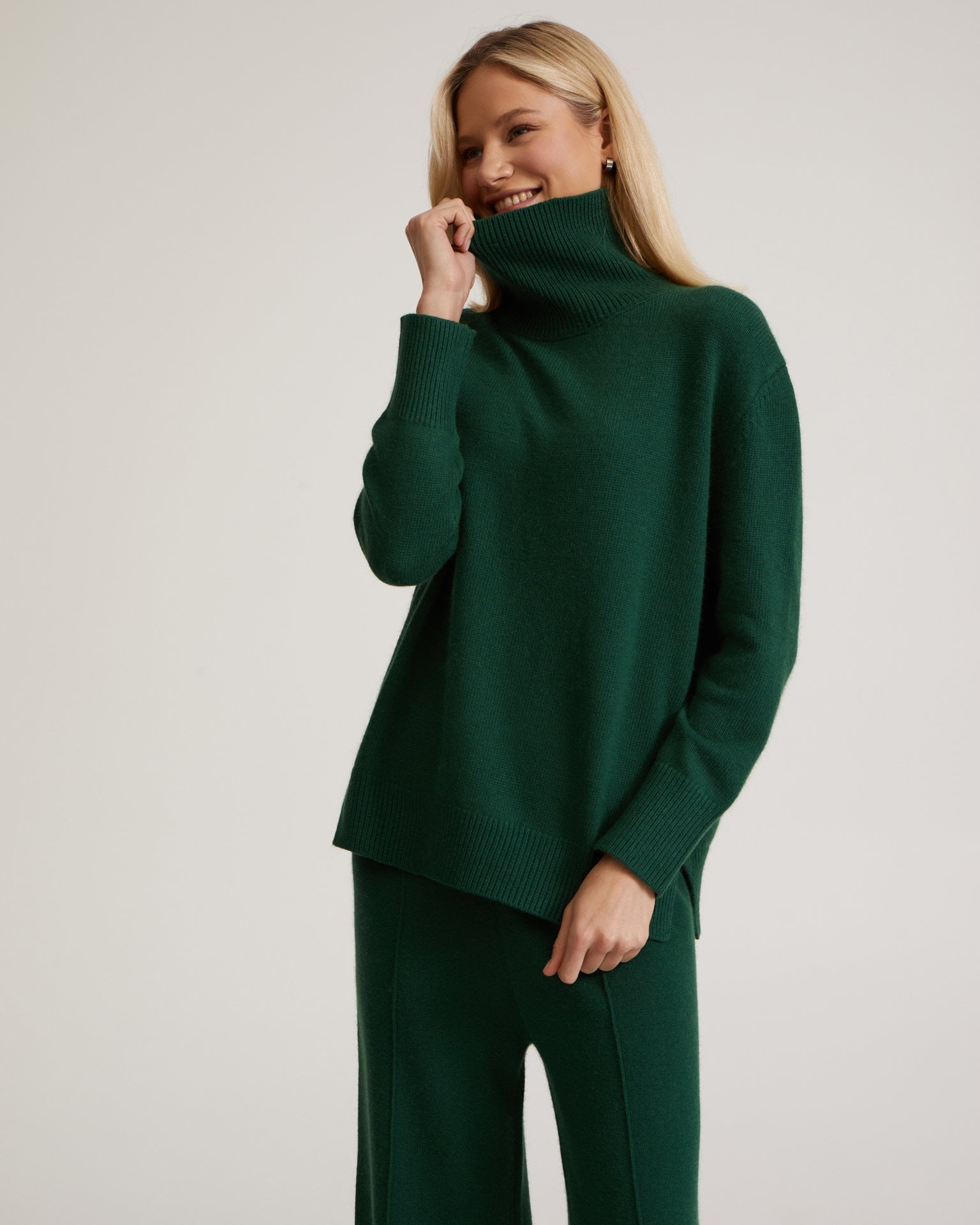 Knitted suit in emerald green