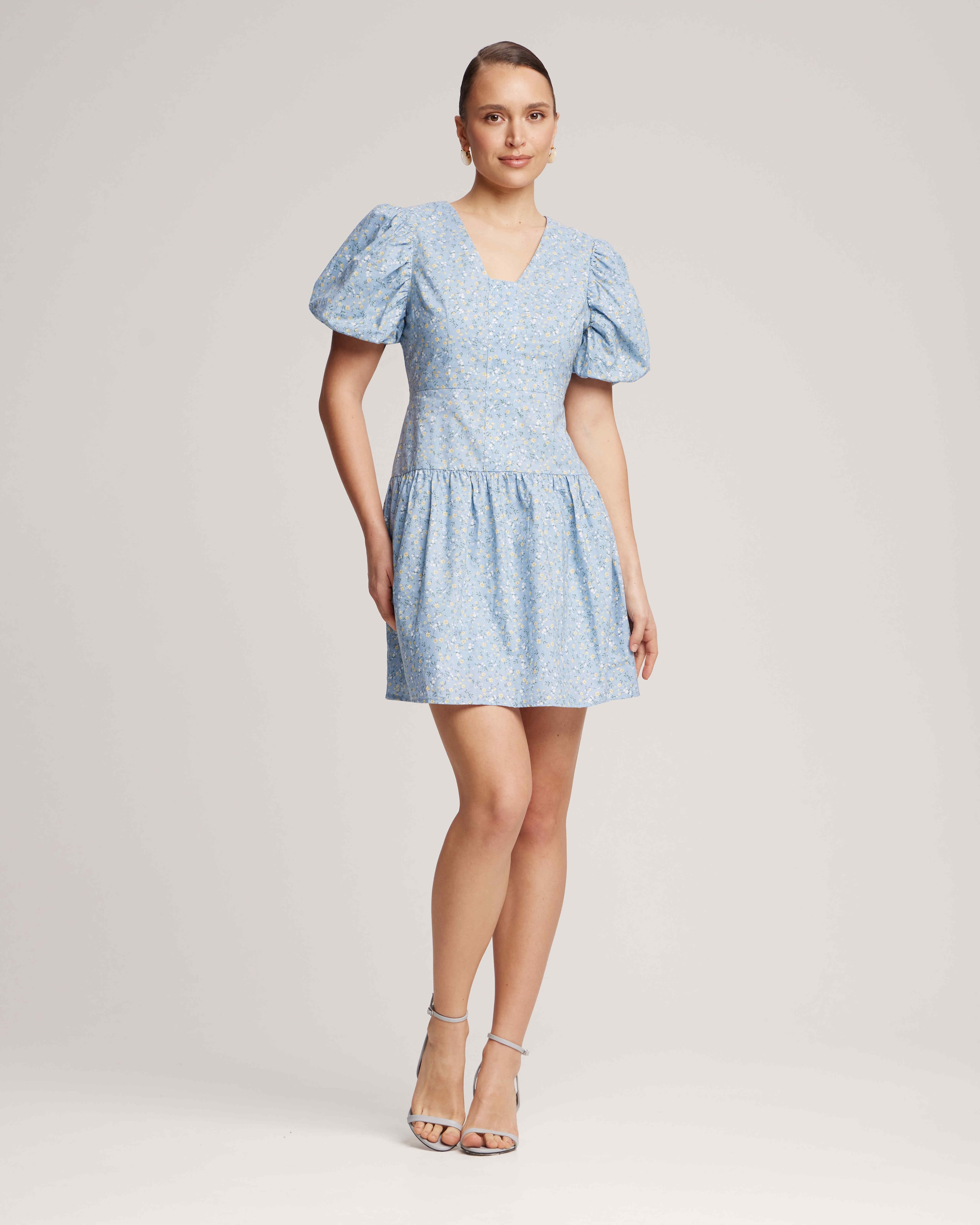 Dress with voluminous sleeves