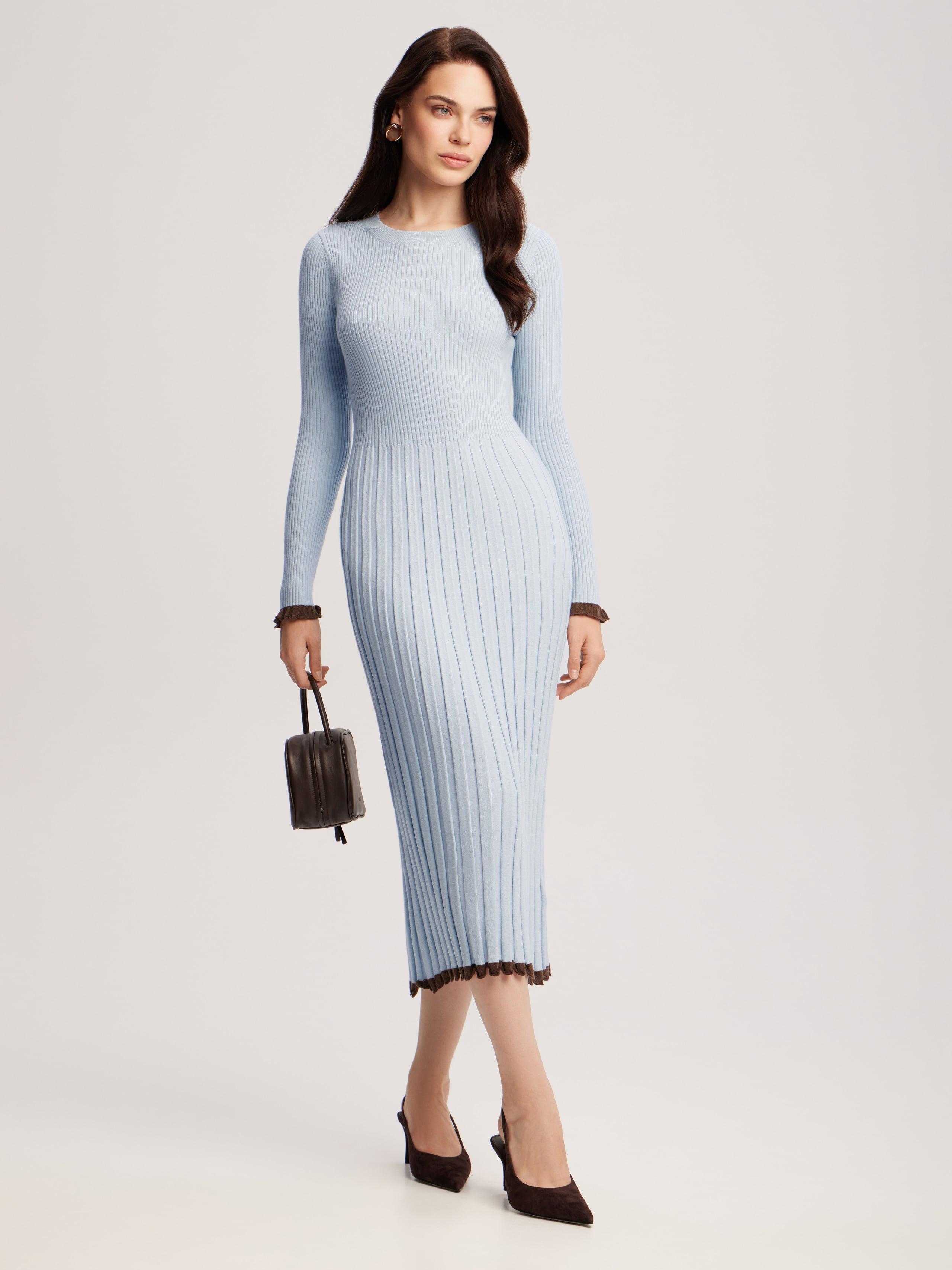 Pleated dress with piping