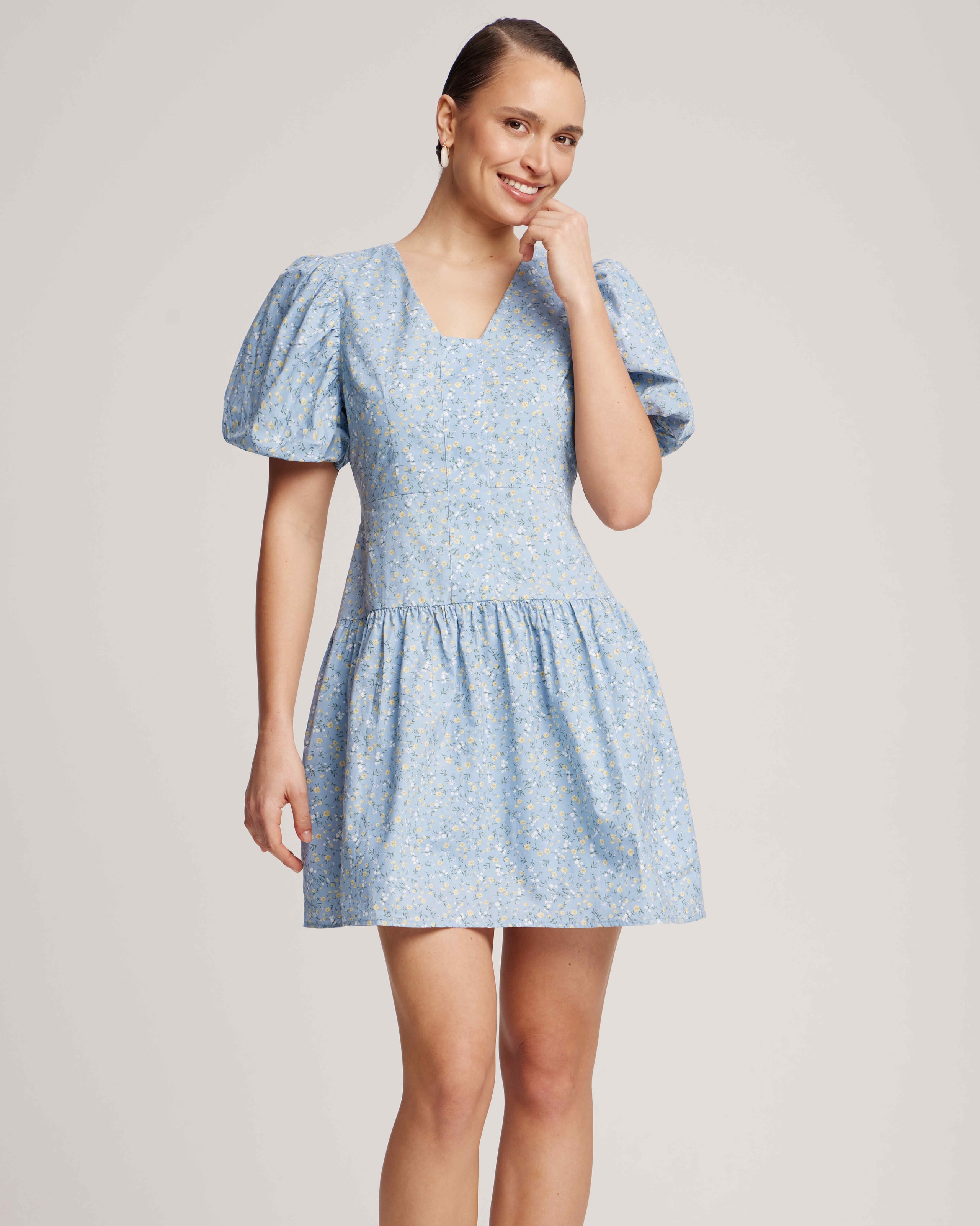 Dress with voluminous sleeves