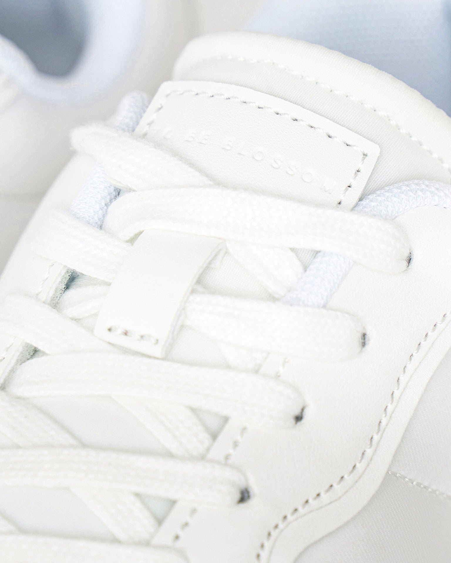 White trainers, White — photo 8
