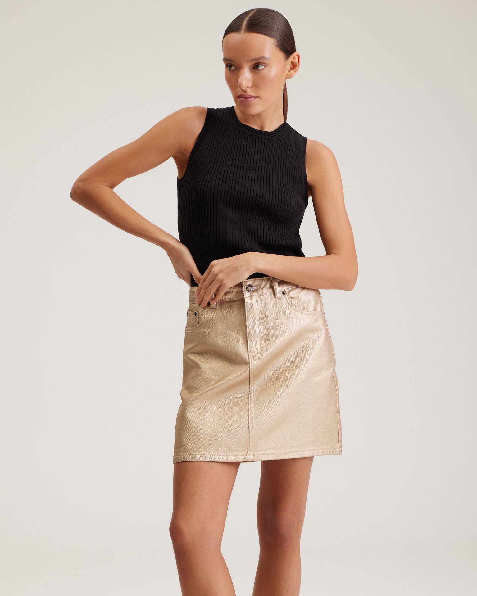 Skirt with a metallic effect