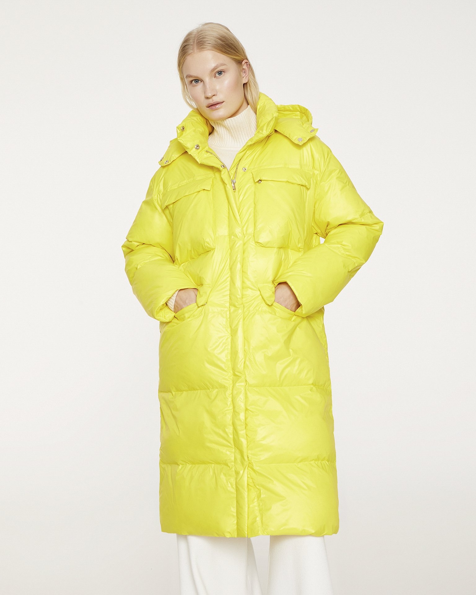 Long puffer coat in yellow