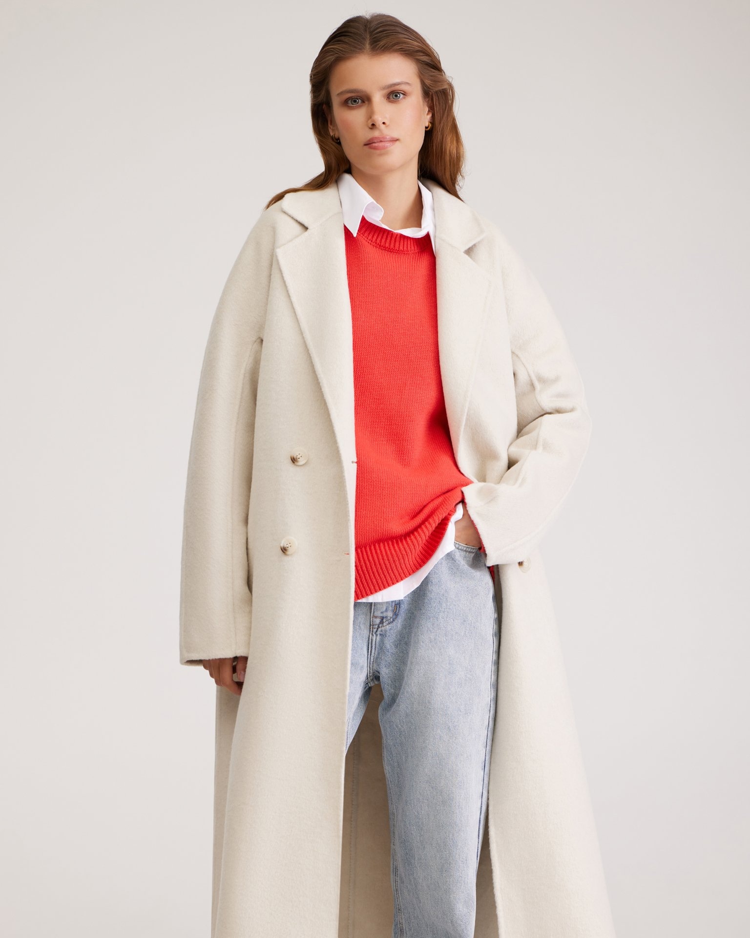 Coat with a raglan sleeve