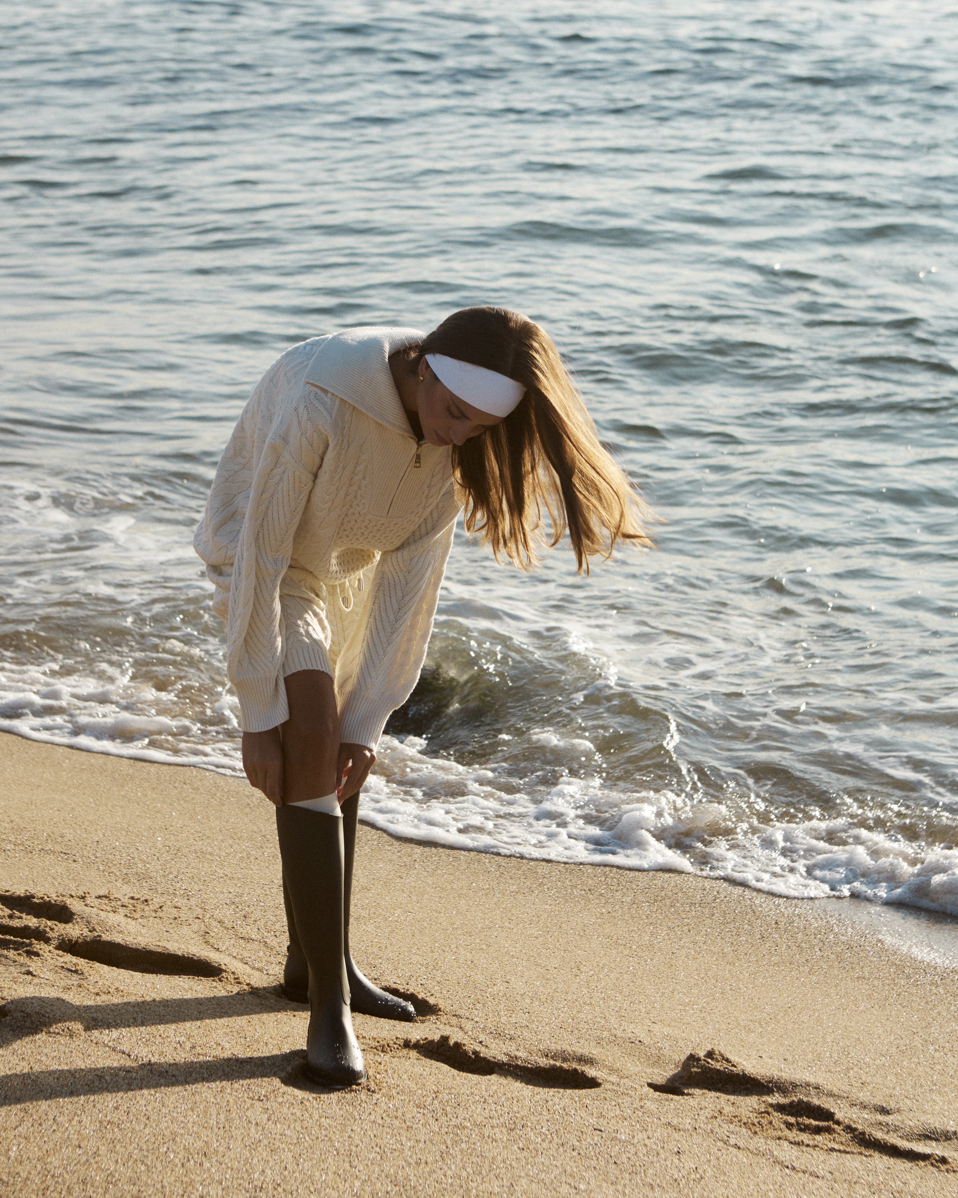 Milk-coloured sweater with zip collar