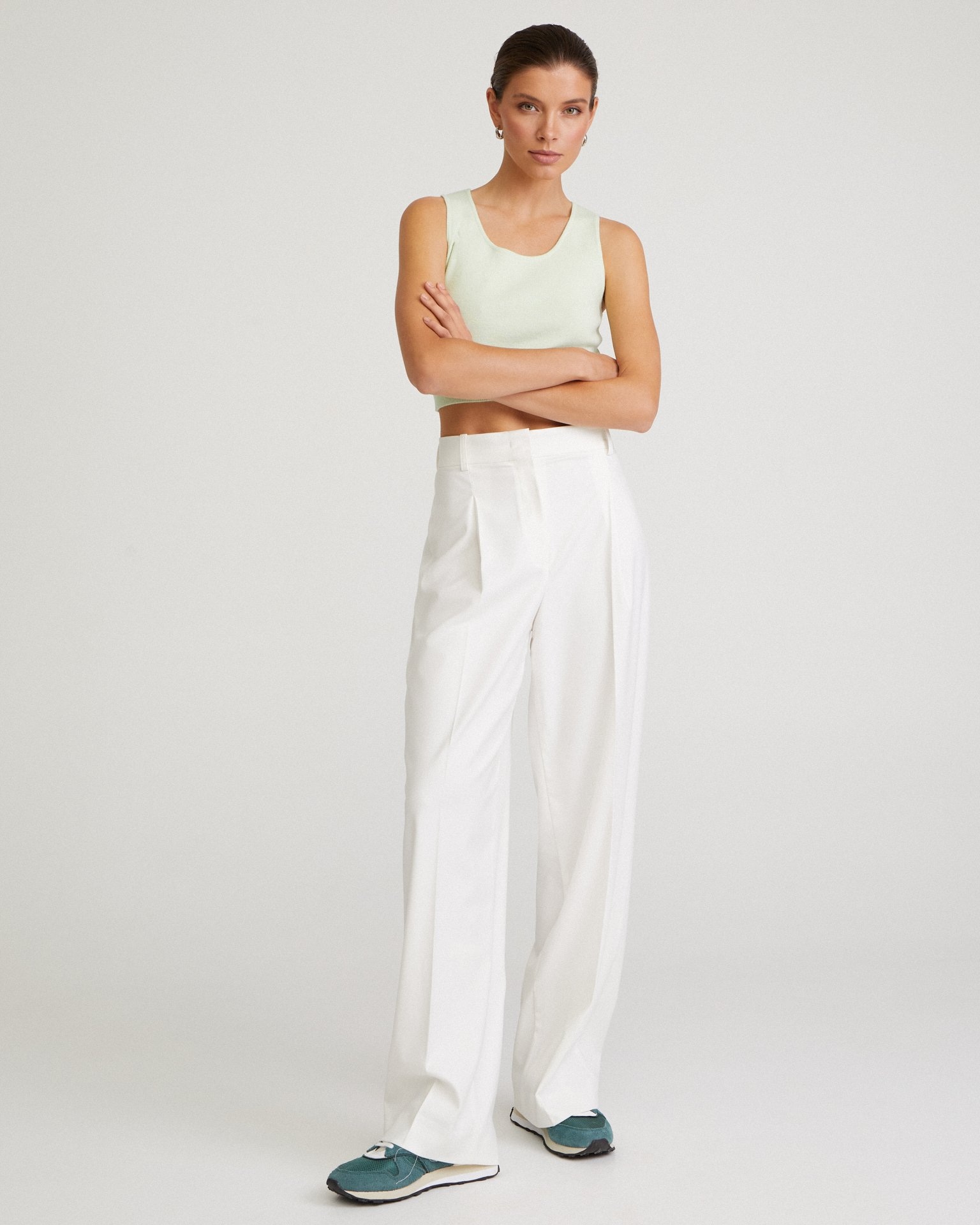 White trousers with pleats