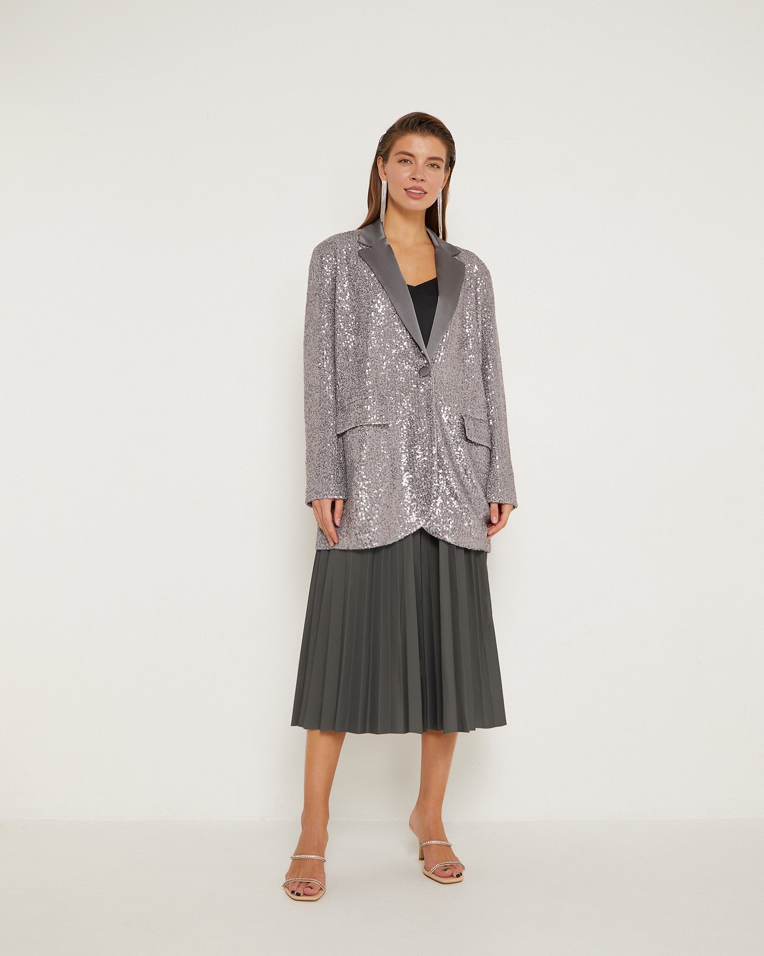 A long pleated skirt in graphite