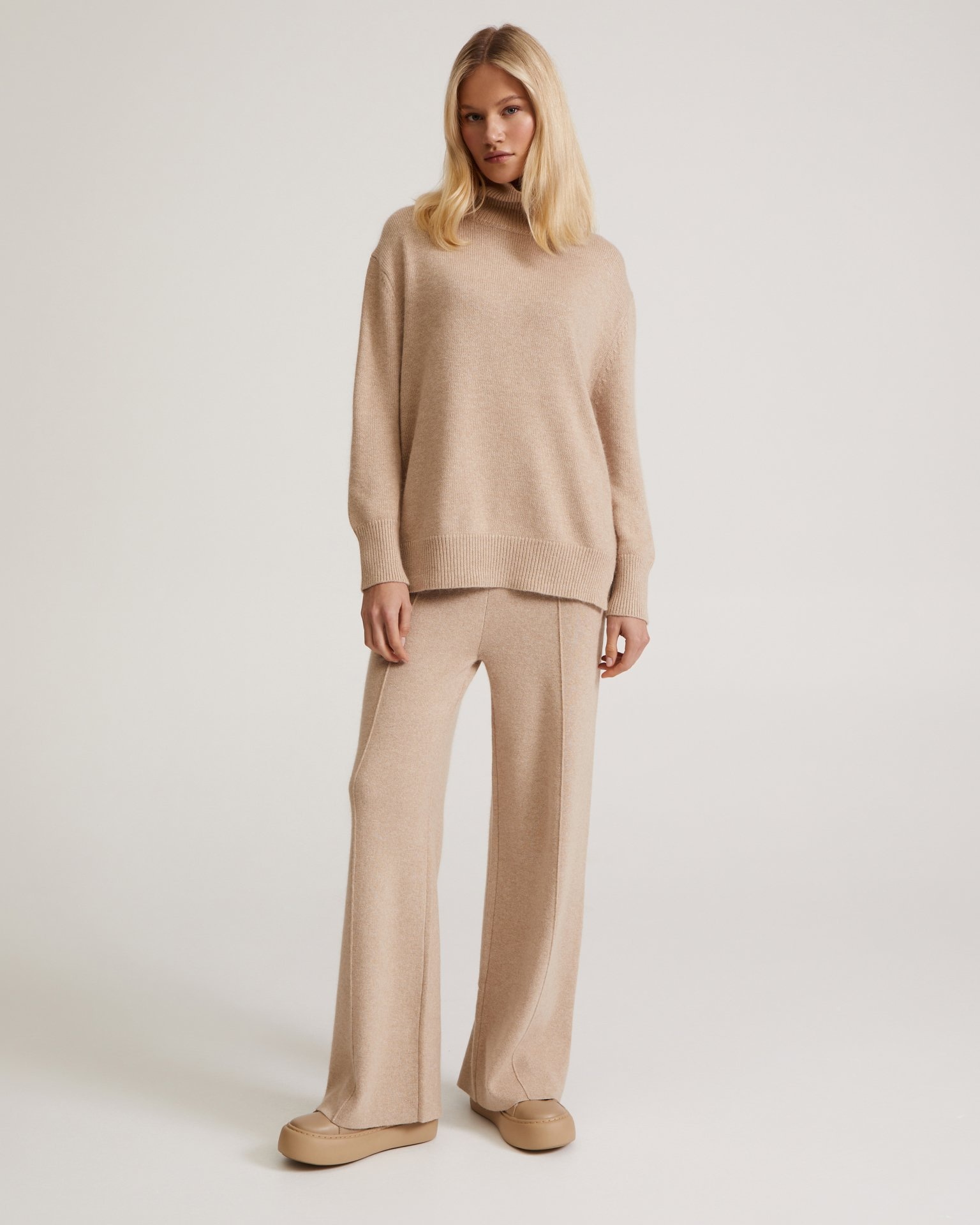 A knitwear suit in beige