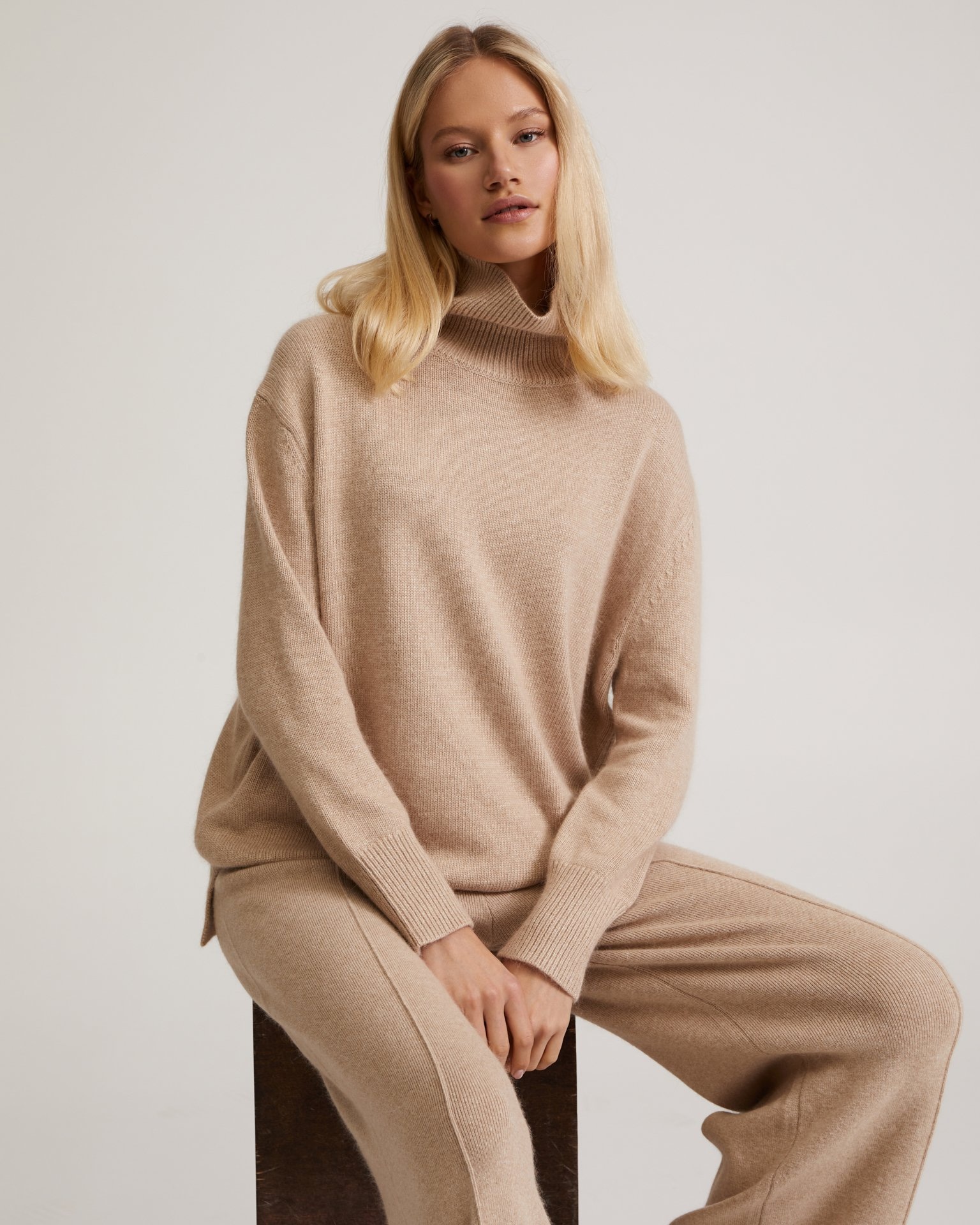 A knitwear suit in beige