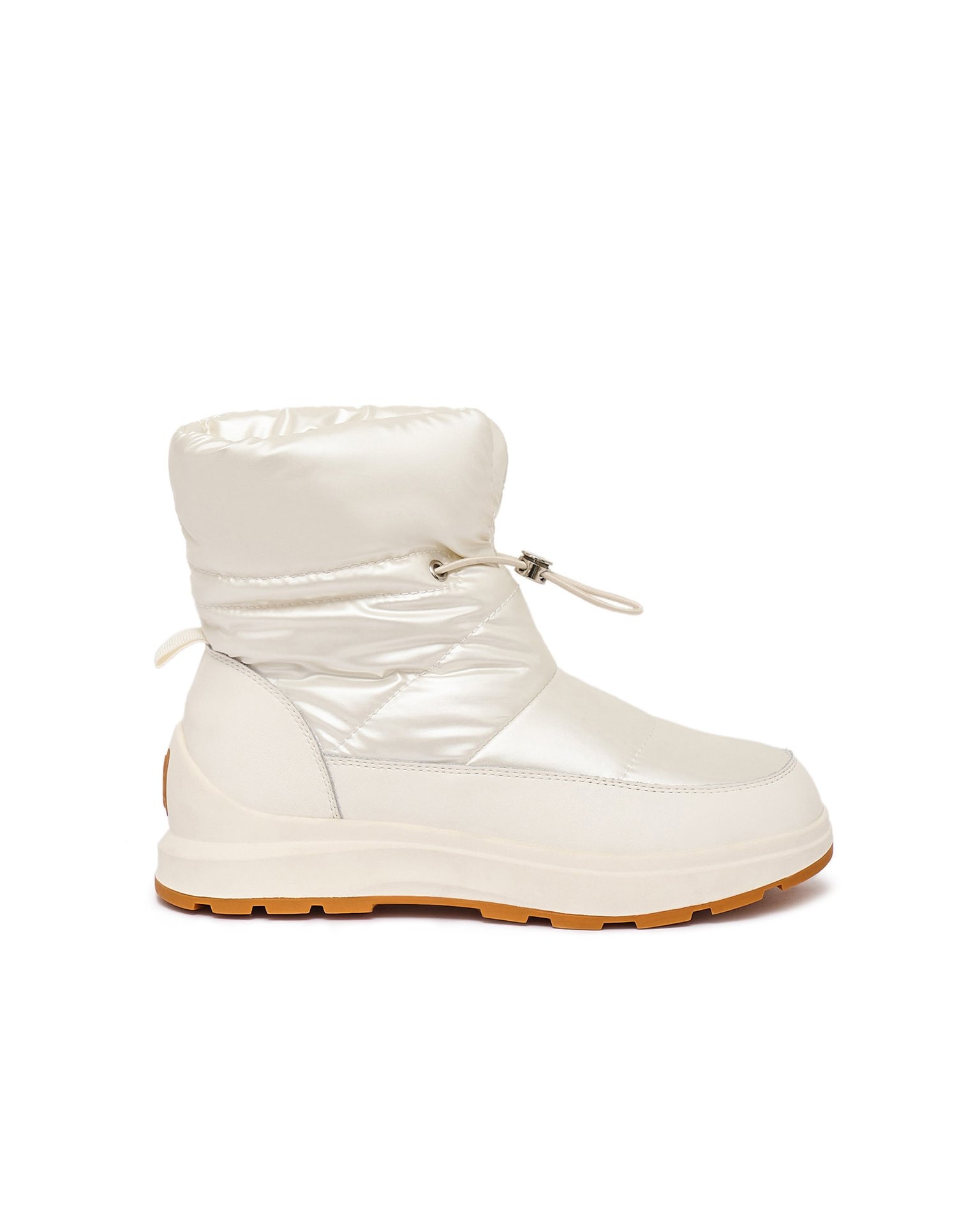 Milk-coloured puffer boots