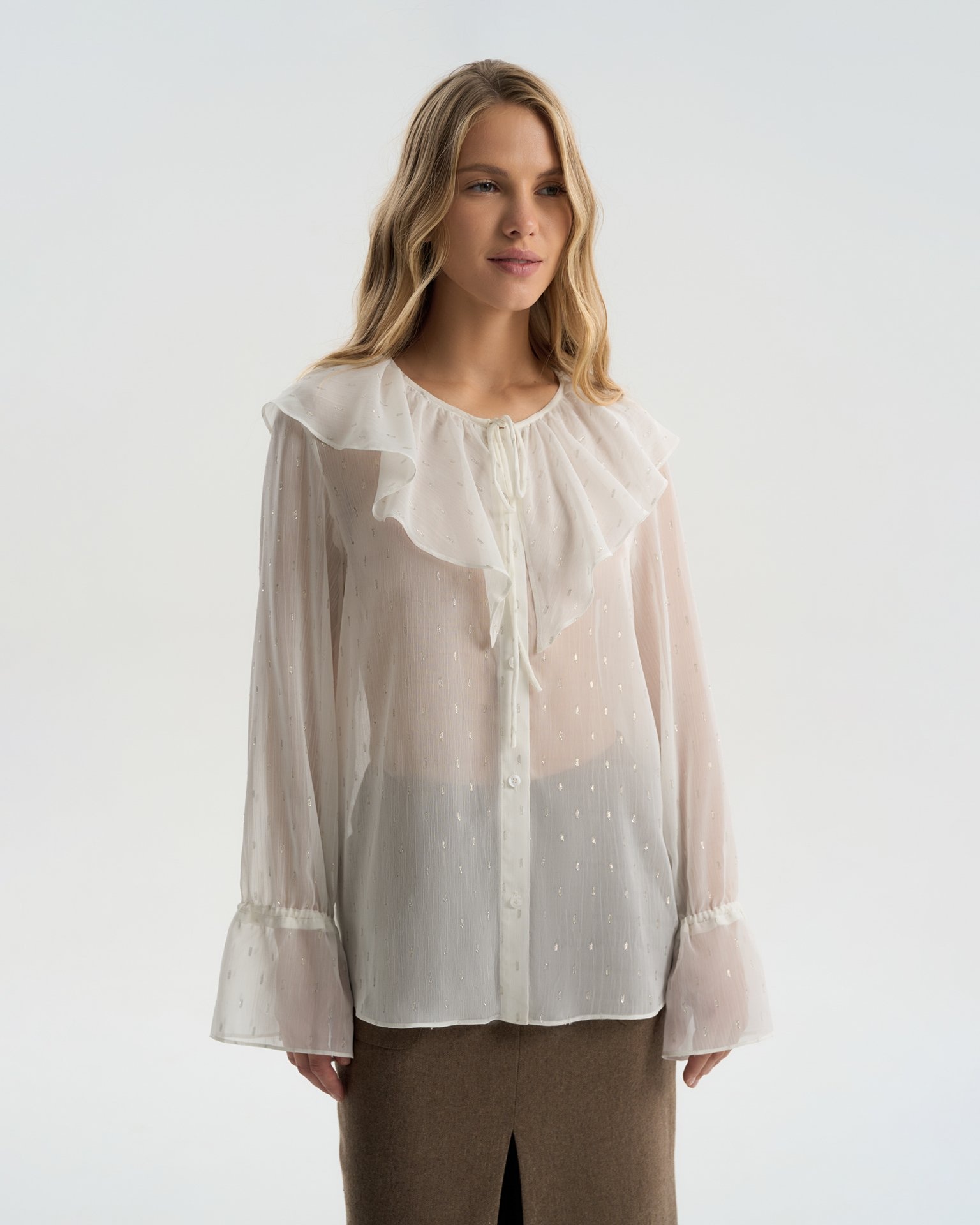 Blouse with a flounce collar