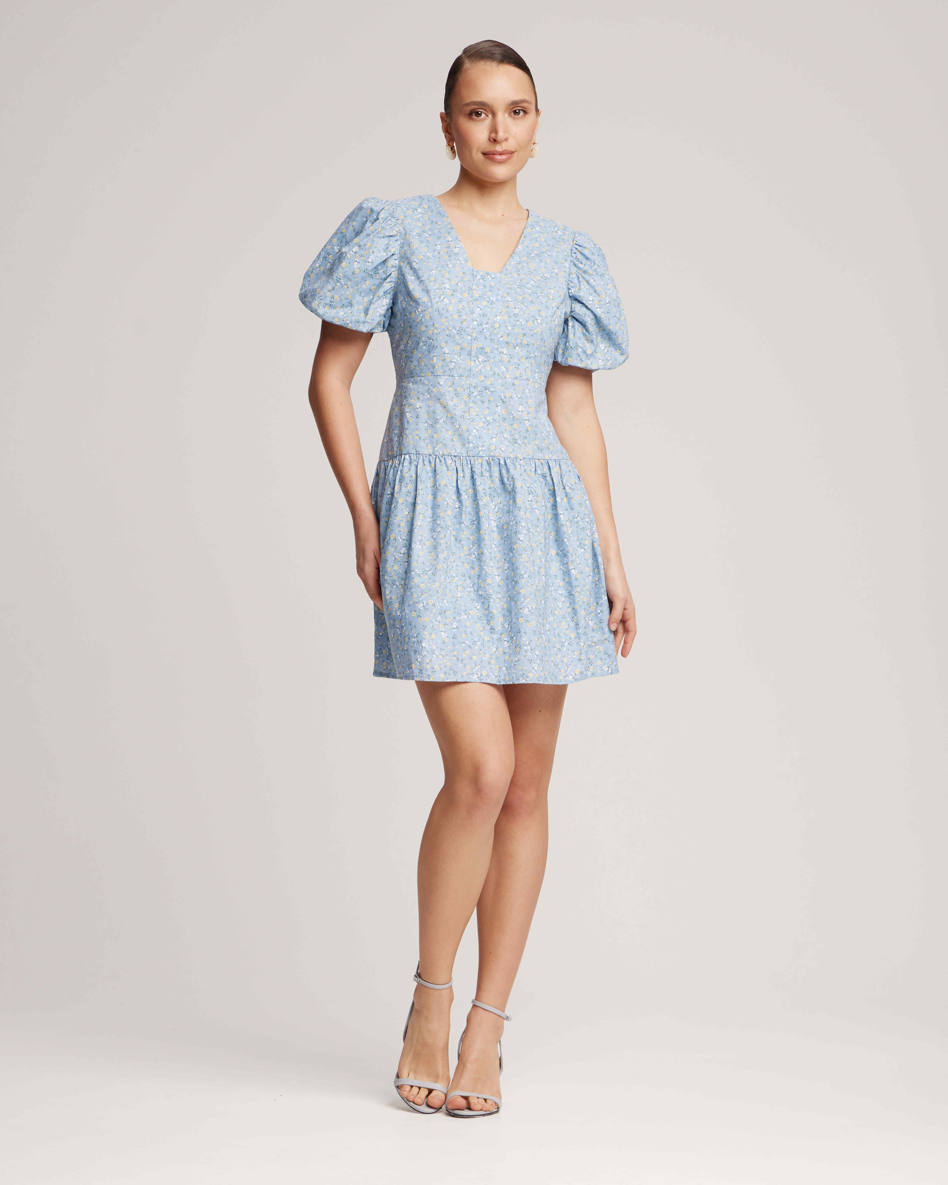 Dress with voluminous sleeves