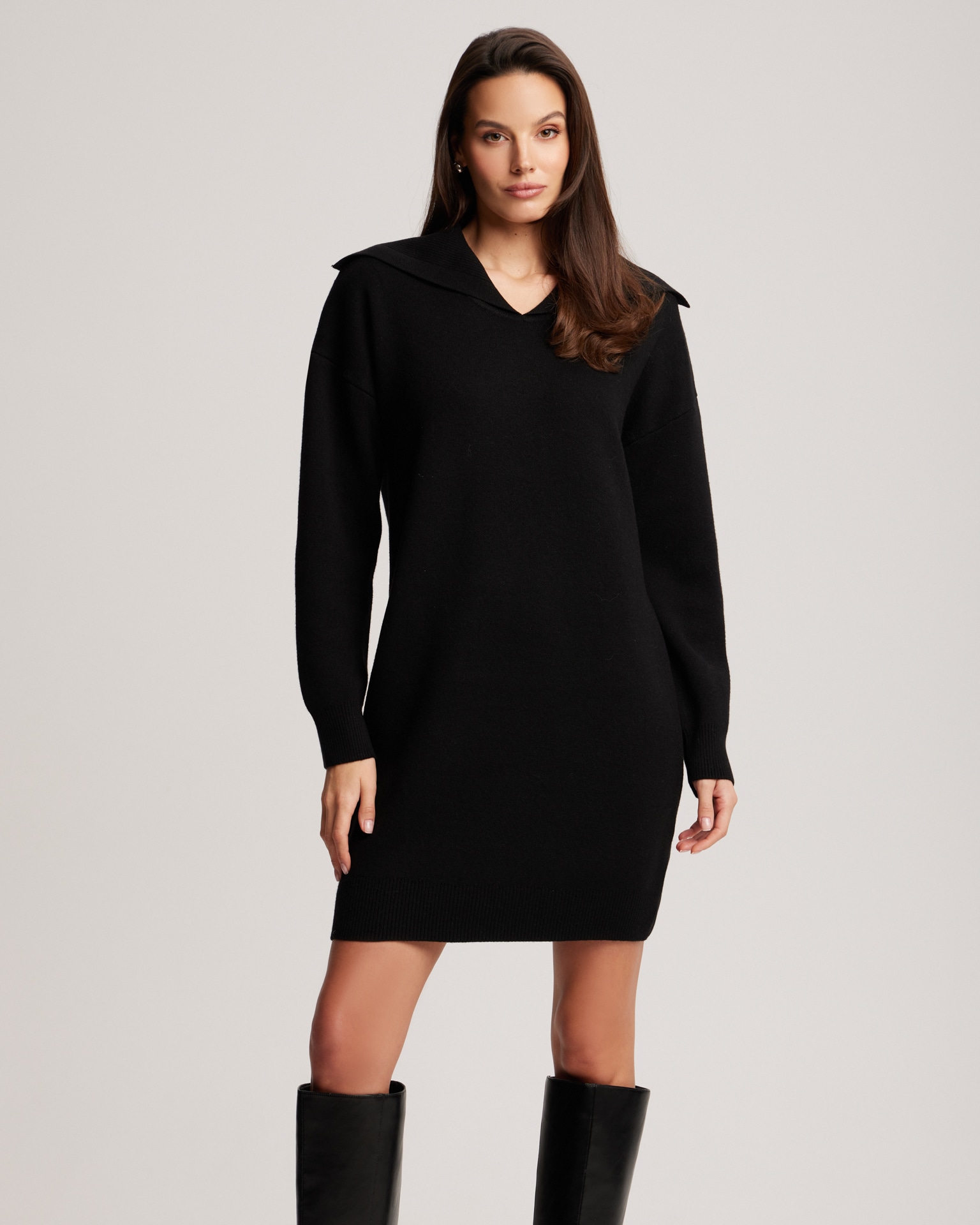 Dress with a wide collar