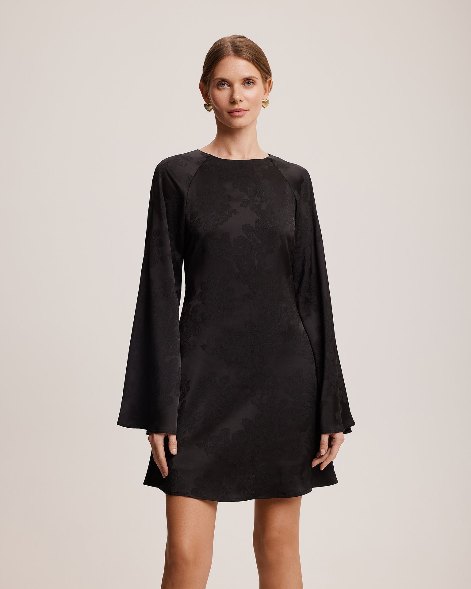 Dress with voluminous sleeves