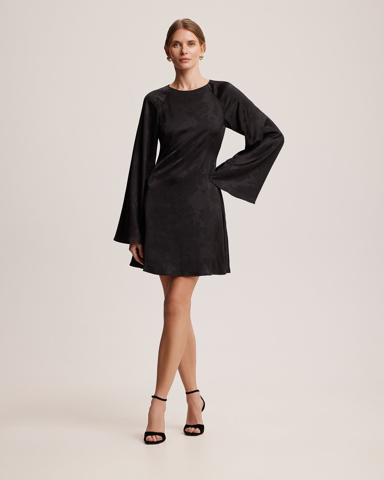 Dress with voluminous sleeves