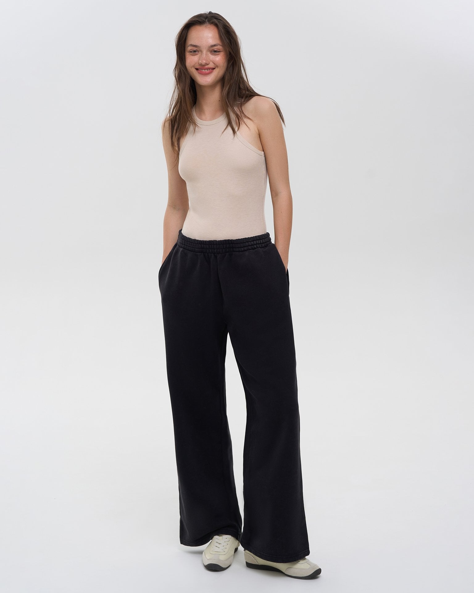 Sporty trousers with pockets