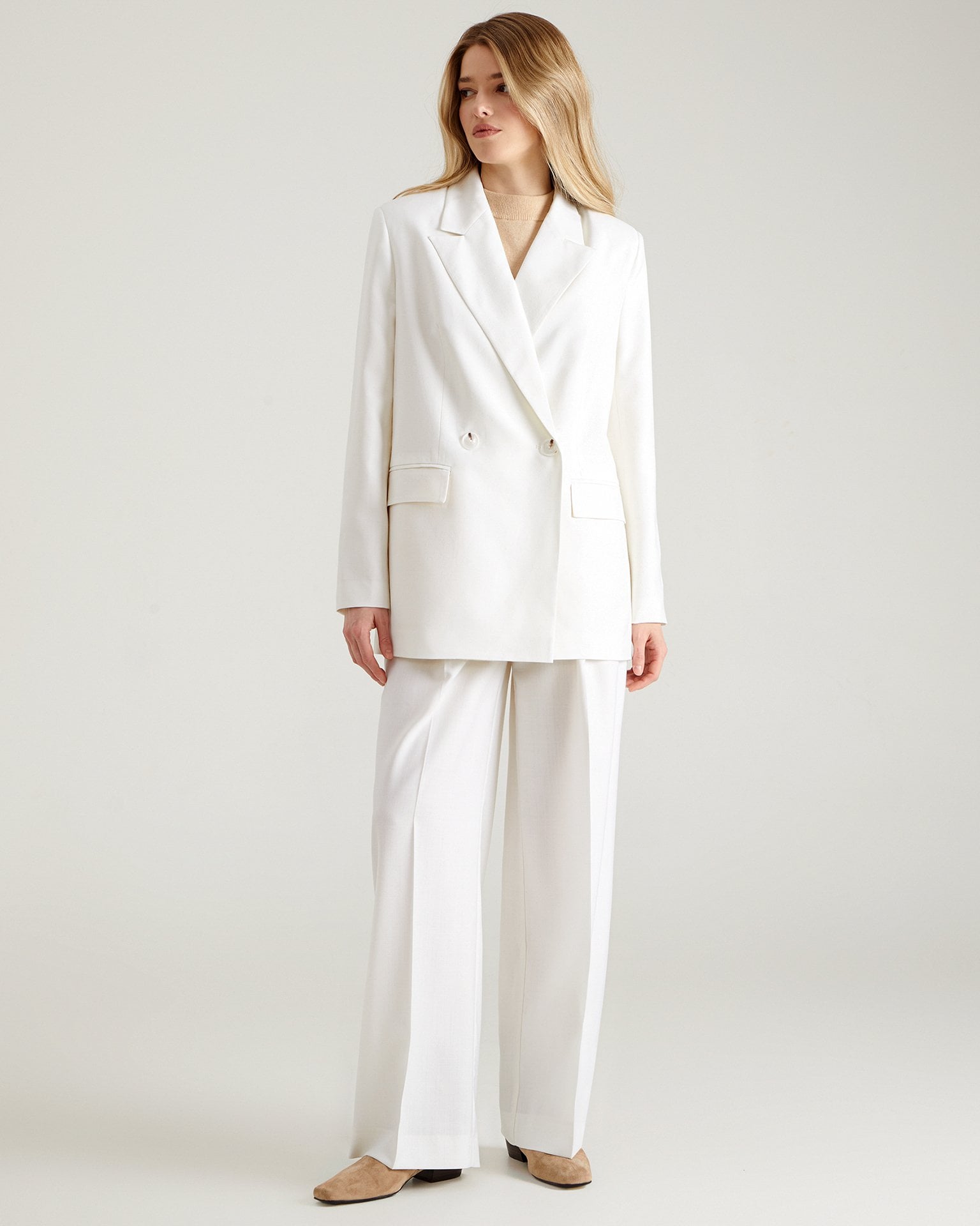 Trousers with creases